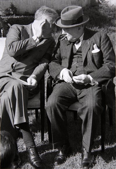 Roosevelt e Churchill in profonda conversazione alla Conferenza di Casablanca, Marocco, gennaio 1943 da English Photographer